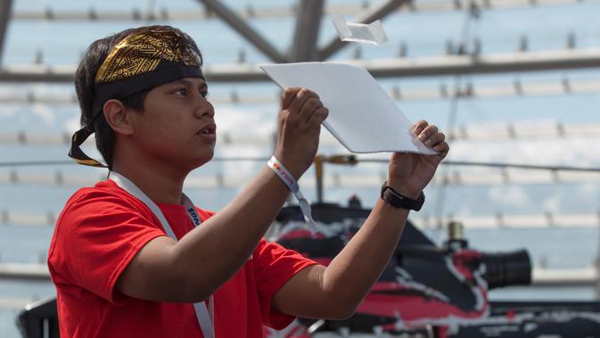 Peserta Indonesia berpartisipasi pada ajang kompetisi Red Bull Paper Wings World Final 2019 di Salzburg, Austria pada 17 Mei 2019. Para peserta diuji keterampilan kreatif dalam melipat dan menerbangkan pesawat kertas di ajang kompetisi pesawat kertas terbesar di dunia ini. (ALEX HALADA / AFP)