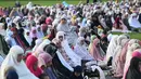 Sebelumnya, Pimpinan Pusat Muhammadiyah menetapkan 1 Syawal 1447 Hijriah atau Lebaran 2026 jatuh pada Jumat 20 Maret 2026. Tampak dalam foto, umat Muslim saat melaksanakan salat Idul Fitri 1447 Hijriah di monumen dan taman Bajra Sandhi di Denpasar, Bali, pada Jumat 20 Maret 2026. (SONNY TUMBELAKA/AFP)