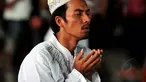 Sejumlah warga melakukan salat Gaib di Mesjid Agung Al'Akbar, Surabaya, Jumat (2/1/2015). (Liputan6.com/Johan Tallo)