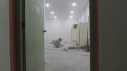 Pekerja menyelesaikan proyek ruang ganti di Stadion Rizal Memorial, Manila, Senin (25/11). Meski akan digunakan besok untuk cabang sepak bola SEA Games 2019 namun kondisinya masih belum layak. (Bola.com/M Iqbal Ichsan)