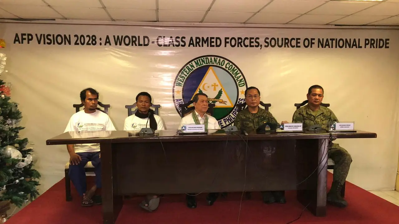 Konferensi Pers Dubes RI untuk Filipina Dr Sinyo Harry Sarundajang bersama dua WNI yang menjadi korban sandera Abu Sayyaf, dan militer Filipina.