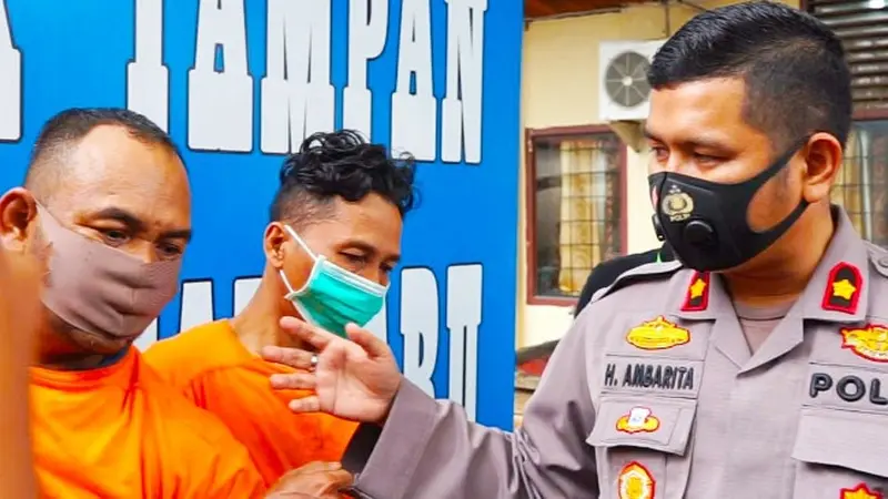 Kepala Polsek Tampan Kompol Hotmartua Ambarita berbincang dengan jambret yang menewaskan emak-emak di Pekanbaru.