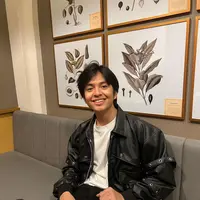 Diketahui, penampilan Angga Yunanda ini dipilih usai melakukan jumpa dengan para fans di pemutaran film Menculik Raden Saleh bersama 
Aghniny Haque, Iqbaal Ramadhan, hingga Rachel Amanda. (Liputan6.com/IG/@anggayunandareal16).