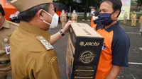Bupati Garut Rudy Gunawan, memberkan simbolis berupa fasilitas kesehatan untuk pencegahan Covid19 tingkat RT-RW. (Liputan6.com/Jayadi Supriadin)