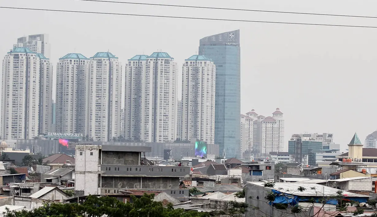 Sejumlah gedung pencakar langit berdiri tegak di Jakarta, Rabu (15/10/14). (Liputan6.com/Faizal Fanani)