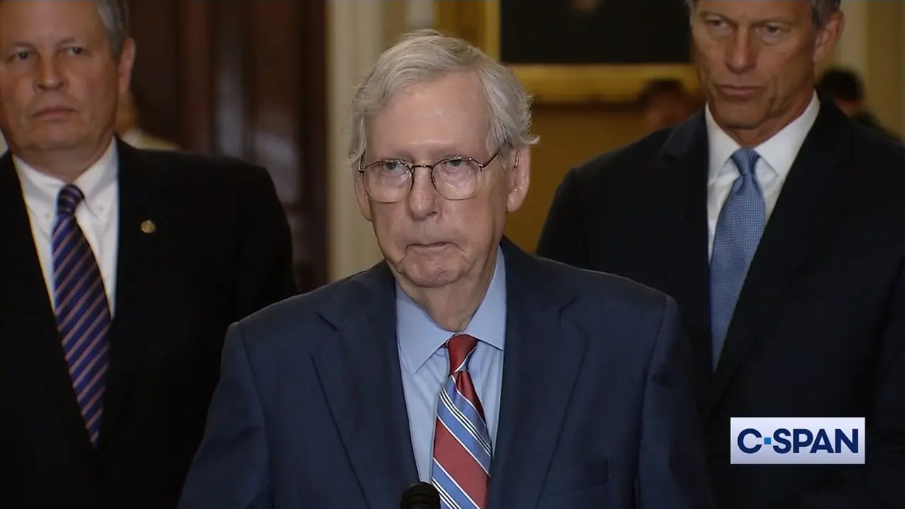 Senator AS Mitch McConnell mendadak freeze saat konferensi pers.