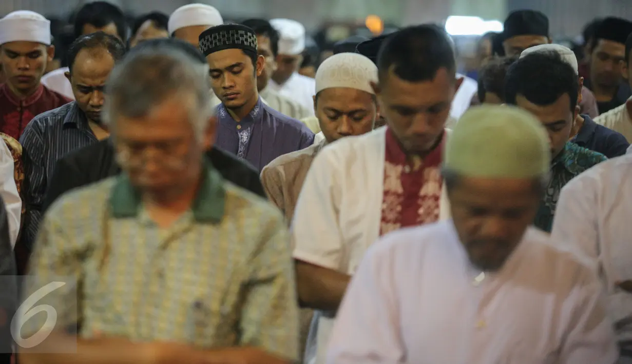 Suasana Salat Tarawih pertama di Masjid Istiqlal, Jakarta, Rabu (17/6/2015). Ribuan jamaah memadati Masjid Istiqlal di malam pertama Ramadan. (Liputan6.com/Faizal Fanani)