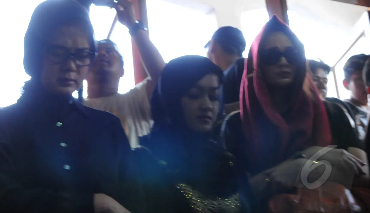 Julia Perez dan Luna Maya menghadiri acara pensalatan jenazah olga Syahputra, Jakarta, Sabtu (28/3/2015). Ratusan warga memadati masjid tempat jenazah Olga akan disalatkan (Liputan6.com/Faisal R Syam)
