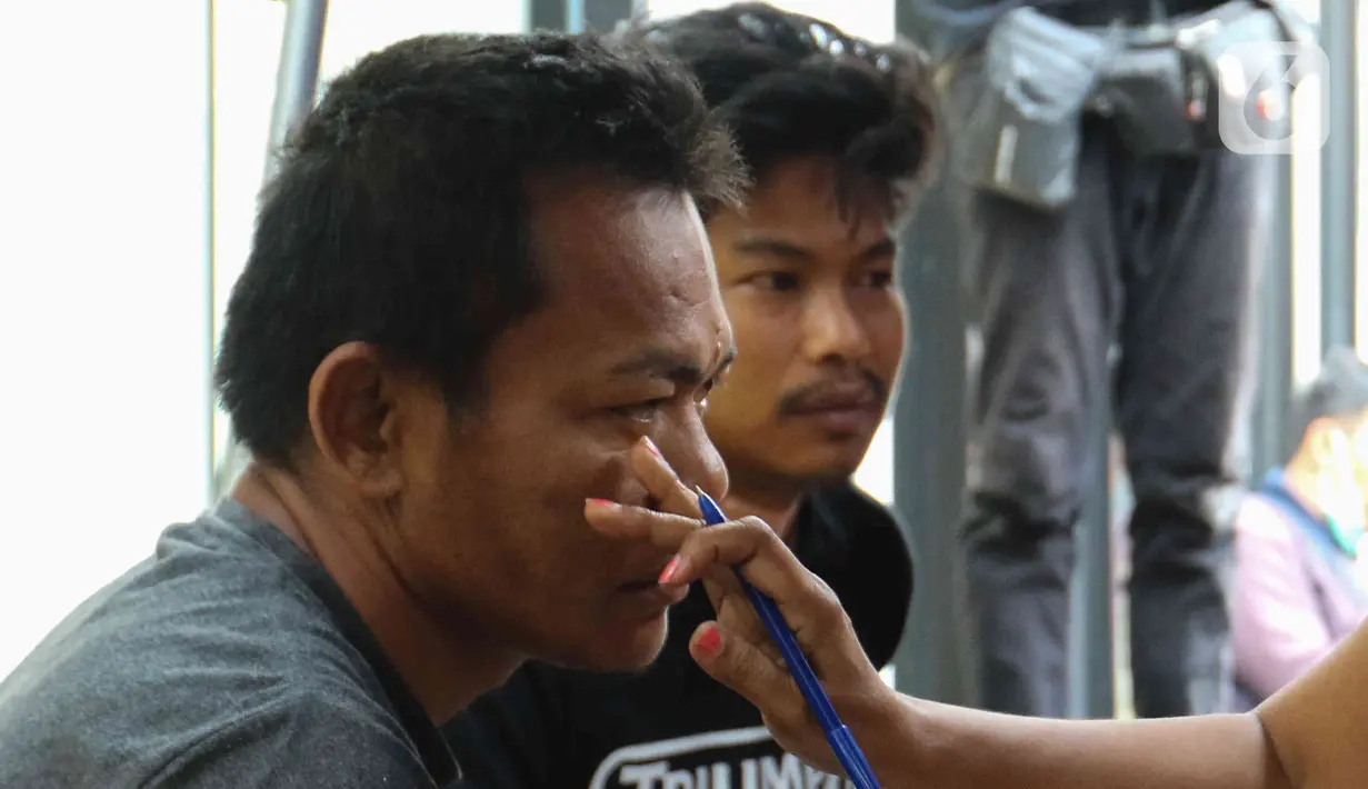Tim Dokter Rumah Sakit Pena 98 melakukan pemeriksaan medis terhadap peserta mogok makan di Komnas HAM, Jakarta, Minggu (18/12/2022). Sebanyak 5 peserta mogok makan yang melawan atas tindak kejahatan PT. Amman Mineral terhadap masyarakat Sumbawa Barat, tumbang akibat mengalami penurunan kesehatan dan dilarikan ke rumah sakit terdekat untuk mendapatkan perawatan medis. (Liputan6.com/Herman Zakharia)