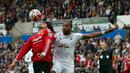 Pemain MU, Marouane Fellaini, berebut bola dengan pamain Swansea City, Ashley Williams di Stadion Liberty, Swansea, Wales, Inggris Raya. Minggu (30/8/2015). (EPA/Geoff Caddick)
