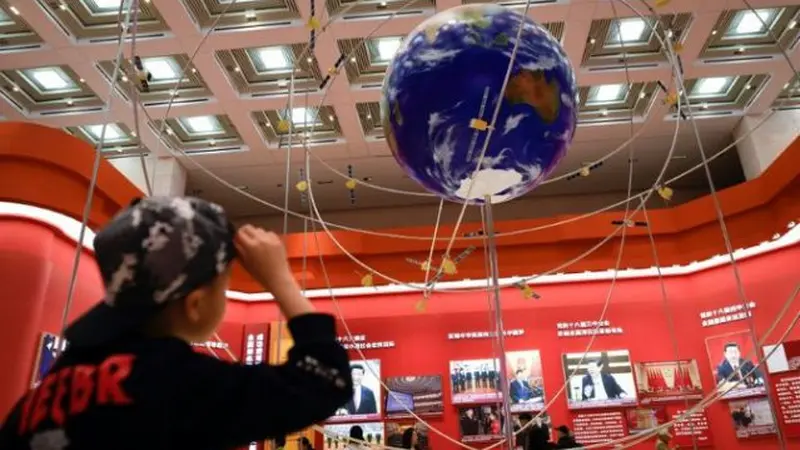 Model BeiDou Navigation Satellite System di National Museum of China di Beijing, yang tampak tengah diamati oleh seorang anak. (Photo credit: AFP Photo/WANG ZHAO)