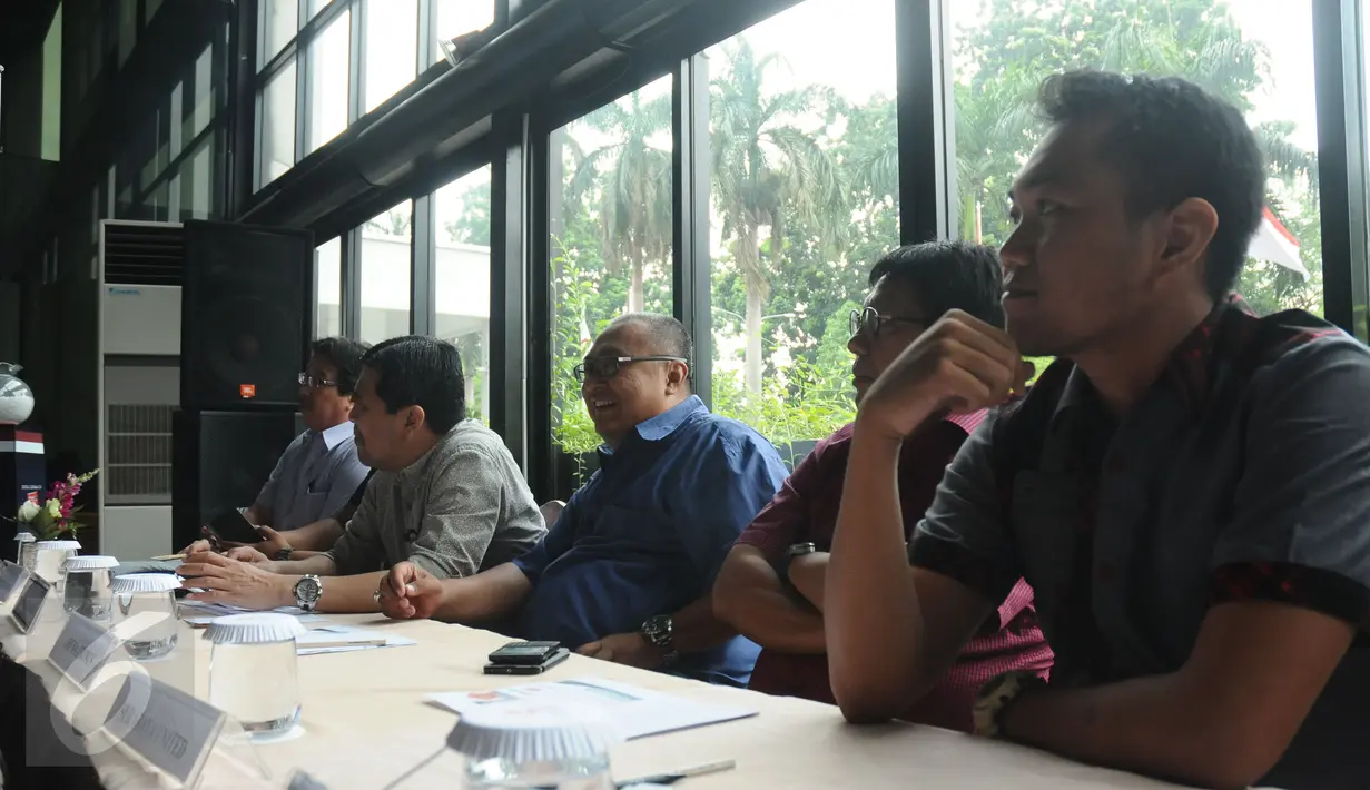 Delapan perwakilan tim sepakbola yang akan berlaga di babak delapan besar Piala Jenderal Sudirman 2015 hadir dalam pengundian di Jakarta, Kamis (3/12/2015). Babak 8 besar akan berlangsung di dua kota, Solo dan Sleman. (Liputan6.com/Helmi Fithriansyah)