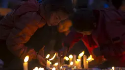 Sejumlah anak ikut ambil bagian dalam upacara untuk menghormati para korban gempa Nepal di Boudha Stupa, Kathmandu, Nepal, (7/5/2015). Gempa berkekuatan 7,8 yang meluluhlantakkan Nepal pada 25 April 2015 lalu. (REUTERS/Athit Perawongmetha)