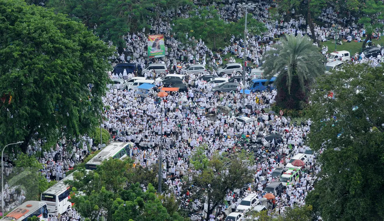 Massa aksi damai 2 Desember bersiap melaksanakan ibadah salat Jumat di luar Balai Kota DKI Jakarta, Jumat (2/12). Para peserta doa bersama tetap melaksanakan ibadah Shalat Jumat meskipun kondisi cuaca hujan. (Liputan6.com/Gempur M Surya)