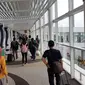 Penumpang pesawat tiba di Bandara Kualanamu, Kabupaten Deli Serdang, Sumatera Utara