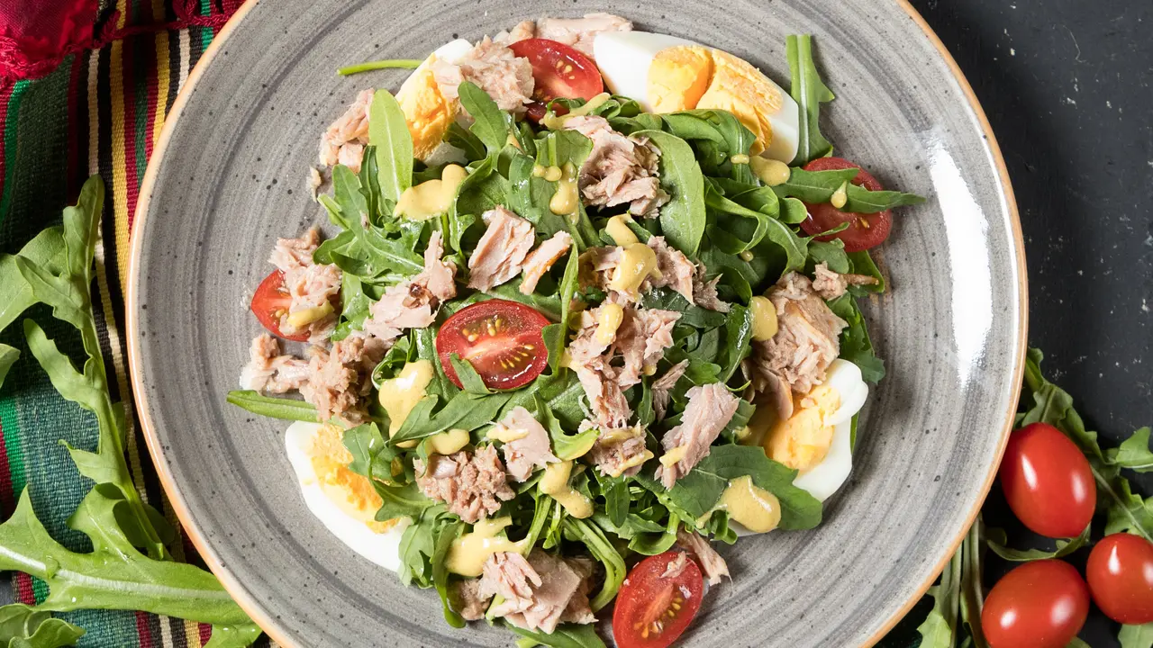 Contoh ilustrasi pesto chicken salad