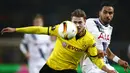 Bek Dortmund, Lukasz Piszcek, mengamankan bola dari kejaran penyerang Tottenham, Nacer Chadli. Pada laga itu wasit hanya mengeluarkan dua kartu kuning dan keduanya untuk pemain Tottenham. (Reuters/Wolfgang Rattay)