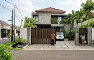 7 Model Gerbang dengan Motif Garis Vertikal, Tren Fasad yang Masih Digemari
