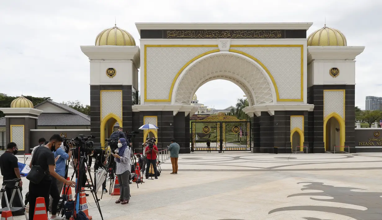 Awak media menunggu di luar Istana Nasional saat Perdana Menteri Malaysia Muhyiddin Yassin bertemu dengan raja di Kuala Lumpur, Malaysia, Senin (16/8/2021). Hari ini adalah hari terakhir Muhyiddin menjabat sebagai PM Malaysia, meski ia masih akan menjadi PM interim. (AP Photo/FL Wong)