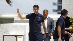 Pemain sepak bola Polandia Robert Lewandowski, tiba untuk konferensi pers saat diperkenalkan sebagai pemain baru Barcelona di Fort Lauderdale, Florida, Rabu (20/7/2022). Lewandowski muncul dengan mengenakan baju polo dan celana pendek warna biru dongker berlogo Barcelona. (Marco BELLO / AFP)
