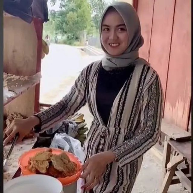 Tampil Modis dan Murah Senyum, Penjual Gorengan di Yogta Viral