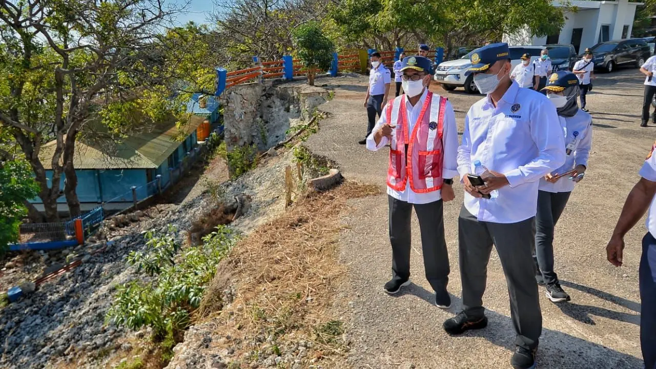 Menteri Perhubungan Budi Karya Sumadi meninjau Pelabuhan Tenau di Kupang, Nusa Tenggara Timur (NTT).