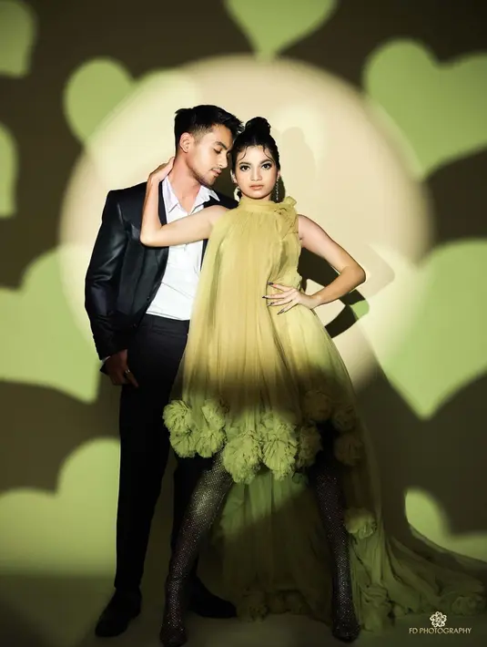 Ratu Sofya sendiri terlihat begitu menawan dengan dress berwarna hijau. Sedangkan, Vladimir Rama dirinya terlihat memesona dengan setelan jas yang digunakan. (Liputan6.com/IG/@fdphotography90)