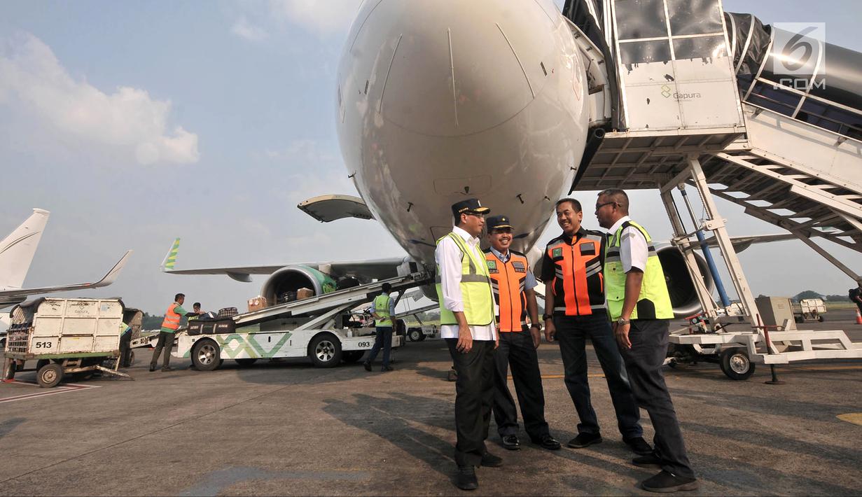 Menteri Perhubungan (Menhub) Budi Karya Sumadi (kiri) berbincang dengan Dirut Angkasa Pura II Muhammad Awaludin (dua kanan) saat meninjau pelayanan arus mudik di Bandara Halim Perdanakusuma, Jakarta, Senin (11/6). (Merdeka.com/Iqbal Nugroho)