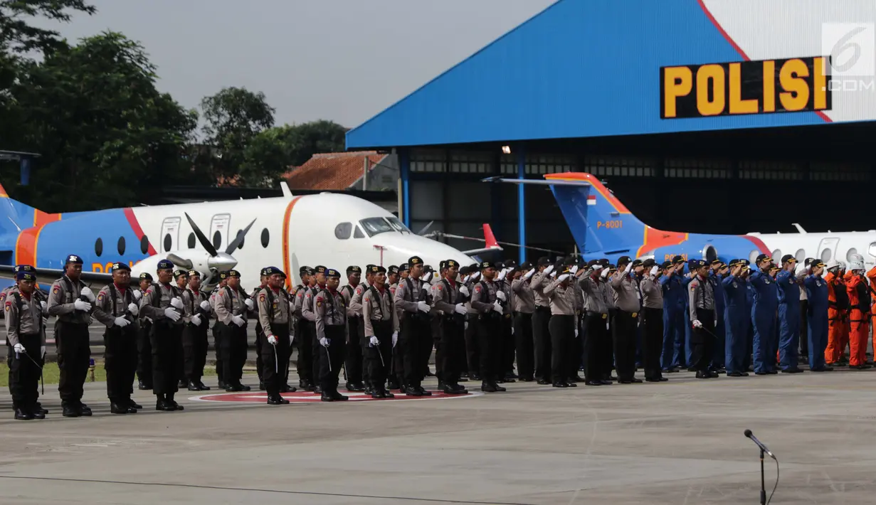 Polisi Perairan dan Udara (Polairud) memberi hormat pada peringatan HUT ke-67 Polairud di Lapangan Udara Pondok Cabe, Tangerang Selatan, Selasa (25/12). Kapolri Jenderal Tito Karnavian menjadi Inspektur Upacara peringatan ini. (Liputan6.com/Faizal Fanani)