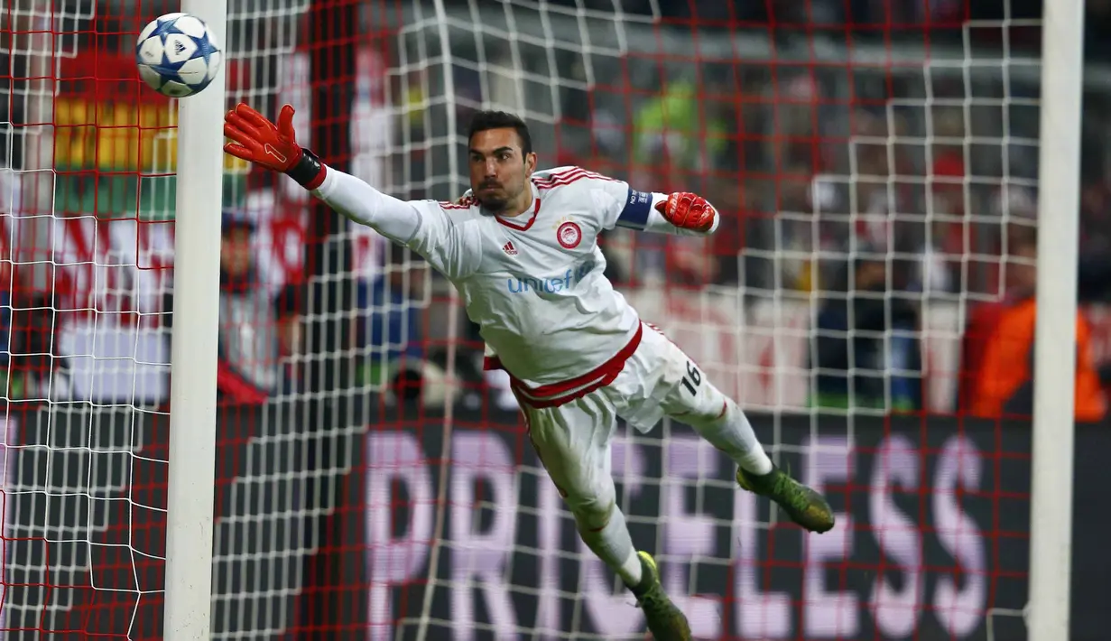 Kiper Olympiacos, Roberto menghalau bola pada lanjutan Liga Champions Gurp F di Stadon Allianz Arena, Munich, Jerman, Rabu ( 25/11/2015) dini hari WIB. (REUTERS/Michael Dalder)  