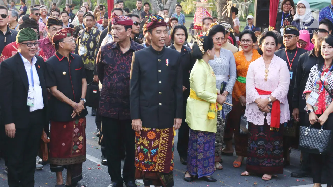 Kenakan Pakaian Adat, Jokowi  Buka Karnaval Budaya Bali