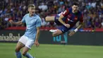 Penyerang Barcelona Robert Lewandowski terbang di udara setelah melakukan kontak dengan bek Celta Vigo, Carl Starfelt pada pekan ke-6 Liga Spanyol 2023/2024 di Estadio Olimpic Lluis Companys, Minggu (24/9/2023) dini hari WIB. (AP Photo/Joan Monfort)