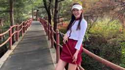 Uhm Ji Won saat bermain golf. (dok. Instagram @umjeewon/https://www.instagram.com/p/CdFE3Wsl6tt/?hl=en/Dinny Mutiah)