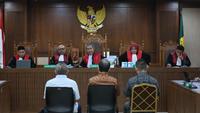 Tiga terdakwa kasus dugaan korupsi tata kelola minyak mentah saat mengikuti sidang pembacaan tuntutan di Pengadilan Tindak Pidana Korusi (Tipikor), Jakarta, Kamis (23/4/2026). Tiga terdakwa terkait kasus dugaan korupsi tata kelola minyak mentah dituntut 8 hingga 14 tahun penjara. (Kapanlagi.com/Budy Santoso)