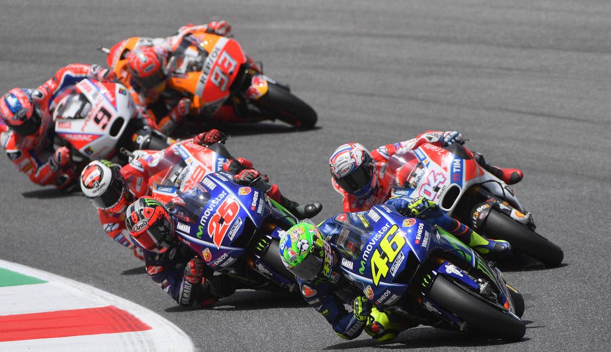 Pebalap Movistar Yamaha, Maverick Vinales (25), mencoba menyusul rekan setimnya, Valentino Rossi, saat balapan MotoGP Italia di Sirkuit Mugello, Minggu (4/6/2017).Vinales finis kedua sedangkan Rossi gagal podium. (EPA/Luca Zennaro)