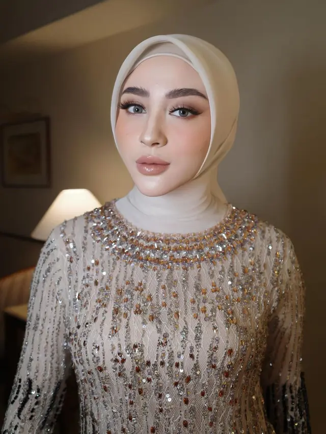 6 Potret Anggun Margin Wieheerm Kenakan Kebaya Full Payet saat Wisuda, Resmi Jadi Sarjana Hukum