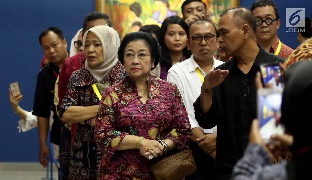 Presiden RI ke-5 Megawati Soekarnoputri mengunjungi Galeri Nasional, Jakarta, Kamis (10/8). Kedatangan Megawati untuk melihat pameran lukisan koleksi Istana yang bertema 'Senandung Ibu Pertiwi'. (Liputan6.com/Johan Tallo)