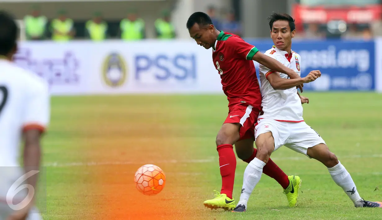Gelandang Timnas Indonesia, M Hargianto (kiri) berebut bola dengan pemain Myanmar saat laga persahabatan di Stadion Pakansari, Kab Bogor, Selasa (21/3). Timnas Indonesia U-22 kalah 1-3 dari Myanmar. (Liputan6.com/Helmi Fithriansyah)