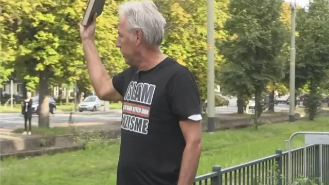 Pemimpin kelompok sayap kanan 'Pegida' cabang Belanda Edwin Wagensveld merobek halaman-halaman Al-Qur'an di depan kedutaan Turki di Den Haag, Belanda pada 19 Agustus 2023. (AFP)