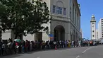 Orang-orang berbaris untuk mengunjungi kediaman resmi presiden Sri Lanka, beberapa hari setelah diserbu oleh pengunjuk rasa anti-pemerintah di Kolombo, Rabu (13/7/2022). Empat hari setelah kerumunan besar memaksa masuk ke Istana Sri Lanka, ribuan orang berkerumun untuk melihat kompleks yang luas itu. (Arun SANKAR / AFP)