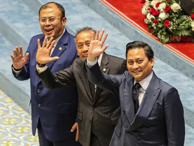 Deputi Gubernur Bank Indonesia (BI) terpilih, Thomas Djiwandono (kanan) berpose dengan Wakil Ketua Dewan Perwakilan Rakyat (DPR), Saan Mustopa (tengah) dan Cucun Ahmad Syamsurijal setelah Rapat Paripurna DPR RI Ke-12 Masa Persidangan III Tahun Sidang 2025–2026 di Kompleks Parlemen Republik Indonesia, Jakarta pada Selasa 27 Januari 2026. Rapat Paripurna Dewan Perwakilan Rakyat (DPR) Republik Indonesia menyetujui Thomas Djiwandono sebagai Deputi Gubernur Bank Indonesia (BI) periode 2026–2031. (Foto oleh AFP)