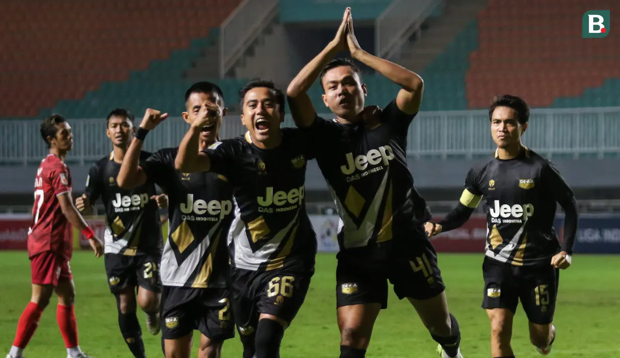 Para pemain Martapura Dewa United merayakan gol pertama yang dicetak Selamet Budiono (kedua dari kanan) dalam laga semifinal Liga 2 2021 di Stadion Pakansari, Bogor, Senin (27/12/2021). (Bola.com/Bagaskara Lazuardi)