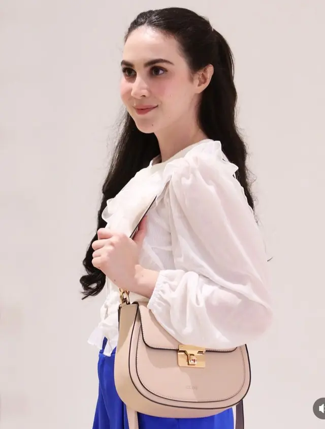 Istri pejabat nggak gengsi pakai tas seharga Rp 300 ribu, 6 gaya simpel Arumi Bachsin ini panen pujian