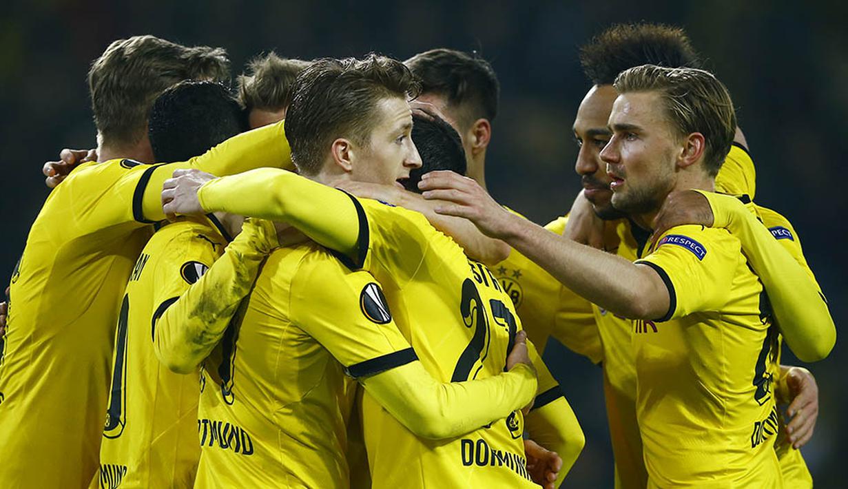 Para pemain Dortmund merayakan gol yang dicetak Marco Reus ke gawang Tottenham. Gol-gol kemenangan Dortmund dicetak oleh Pierre Aubameyang dan dua gol dari Marco Reus. (Reuters/Wolfgang Rattay)