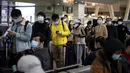 Para penumpang antre untuk menaiki kereta api menuju Beijing di stasiun kereta Wuhan, provinsi Hubei, Rabu (15/4/2020). Usai status lockdown dicabut pada 8 April lalu, orang-orang yang sebelumnya berada di Wuhan perlahan mulai meninggalkan kota, salah satu tujuannya adalah Beijing.  (NOEL CELIS/AFP)