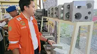 General Manager PT PLN Nusantara Power UBJOM Kaltim Teluk saat melihat material bangunan dari bahan baku faba yang diproduksi oleh Kampoeng Faba Geraha Indah Balikpapan. (Apriyanto/Liputan6.com)