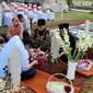 Sekjen PDIP Hasto Kristiyanto bersama sejumlah Ketua DPP PDIP berziarah ke makam Tjahjo Kumolo, mantan MenPAN-RB, di Taman Makam Pahlawan (TMP) Kalibata, Selasa (9/8/2022) petang. (Foto: Dokumentasi PDIP).