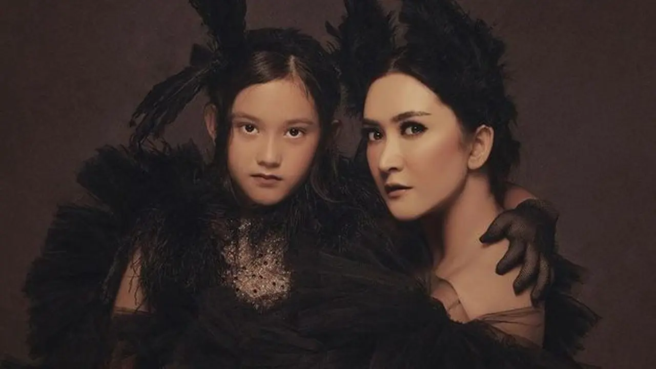 [Fimela] 7 Potret Cantik Nafa Urbach dan Sang Buah Hati, Mikhaela