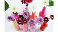 Sulap botol bekas menjadi vas bunga cantik pemanis dekorasi rumah Anda. 