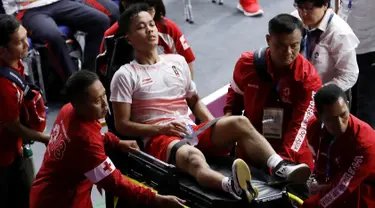 Petugas medis menandu pebulu tangkis tunggal putra Indonesia, Anthony Sinisuka Ginting yang cedera saat melawan Shi Yuqi asal China pada babak final beregu putra Asian Games 2018 di Jakarta, Rabu (22/8). (ANTARA FOTO/INASGOC/Nafielah Mahmudah/tom/18)